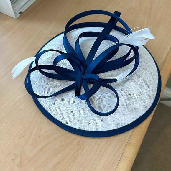 English Fascinator Hat White and Navy - Picture 1 of 4